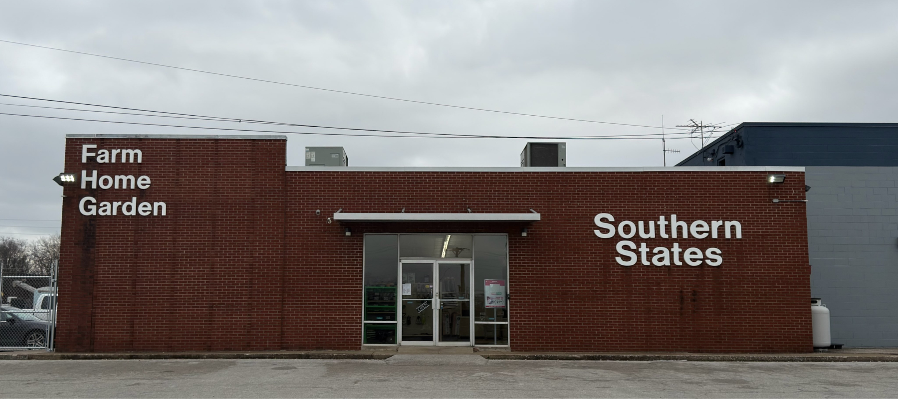 Single-story brick Southern States Bowling Green Coop building with storefront signage in Bowling Green, Kentucky.